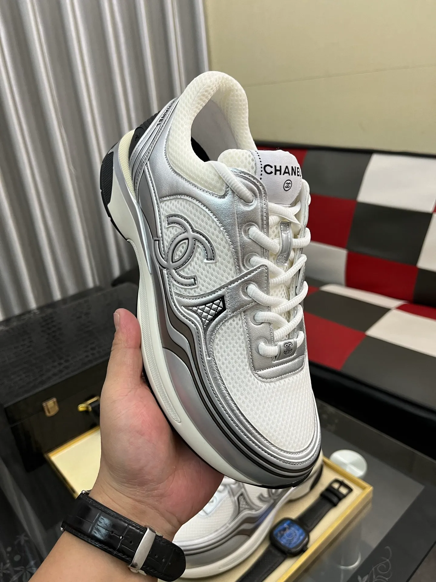 Men's shoes 💰: 620⌚️⌚️Chanel 2025C new diamond sneakers, ultra-light and comfortable casual shoes, black and white cowhide leather, versatile white shoes, you can't go wrong with the style, cow suede➕down cloth contrasting color combination, fresh and full of vitality, logo embossed on the side, very delicate on the foot, original customized material for the upper, original outsole Upper: Cow suede➕Down cloth/black and white full cowhide Lining: Sheepskin Sole: Open-molded TPU outsole Size: 35-44